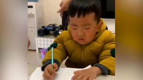 写作业的搞笑视频,笑出腹肌的作业挑战